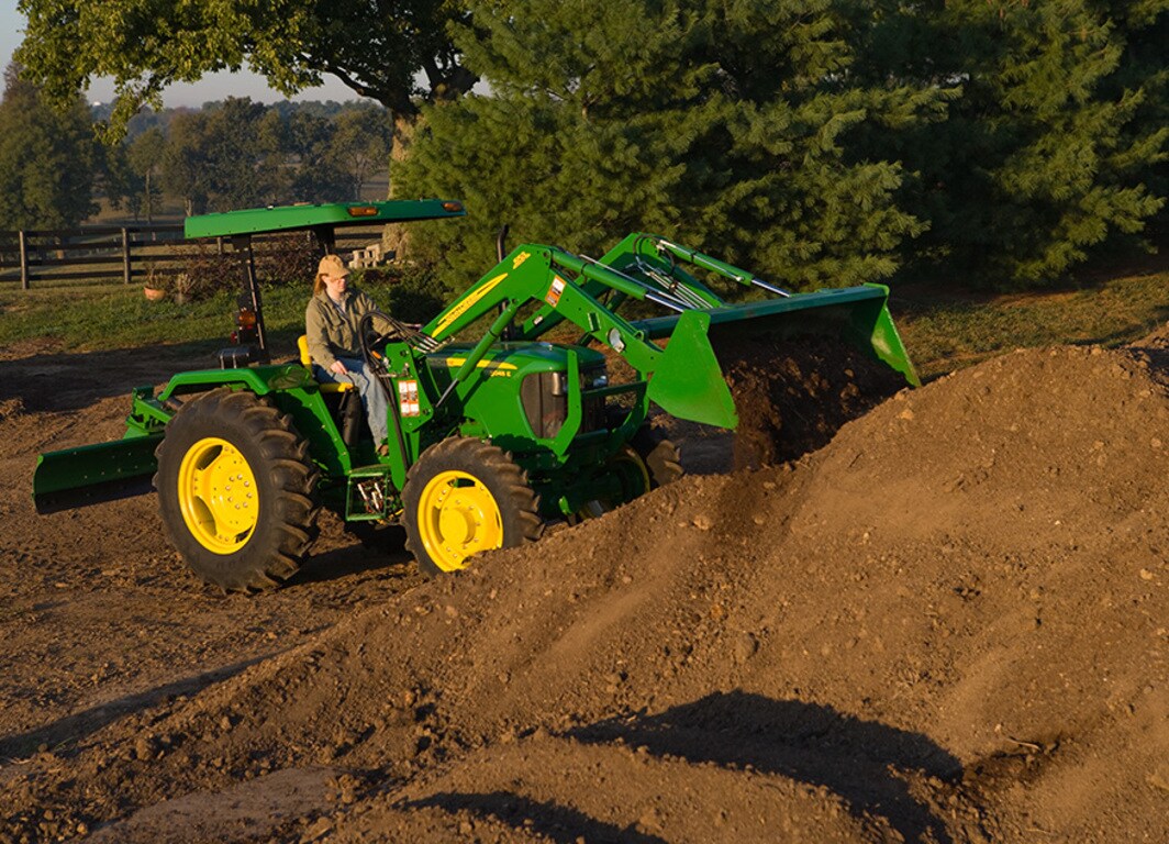 Económico, robusto y con todo el respaldo John Deere. Sumá un tractor 5045E a tu producción.