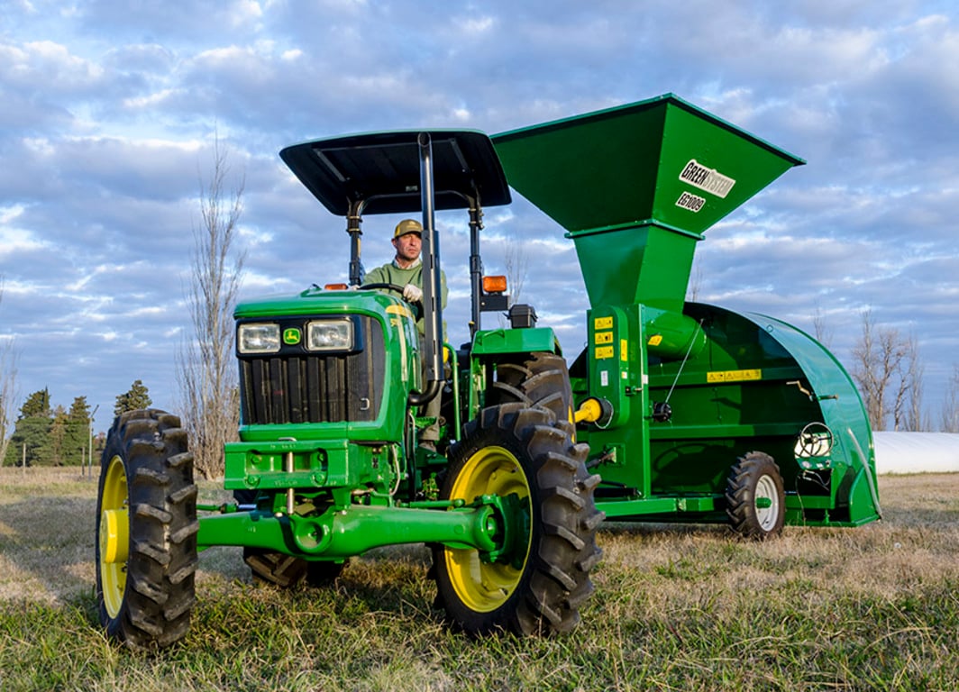Económico, robusto y con todo el respaldo John Deere. Sumá un tractor 5075E a tu producción.