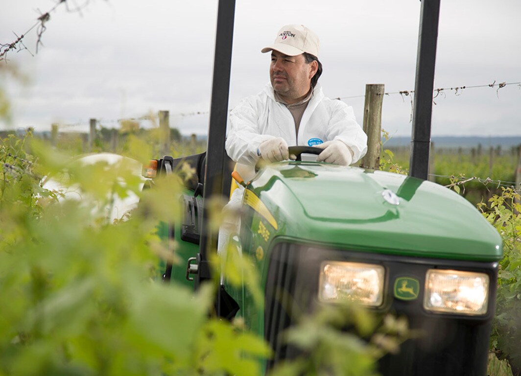Tractor 5076EF: El tractor más angosto para tu producción.