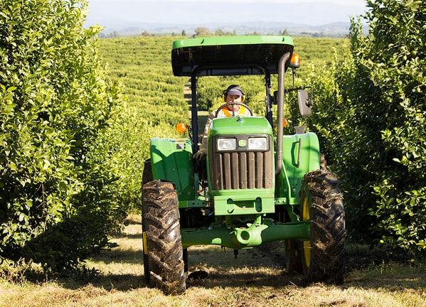 Vista de frente Tractor 5082E.