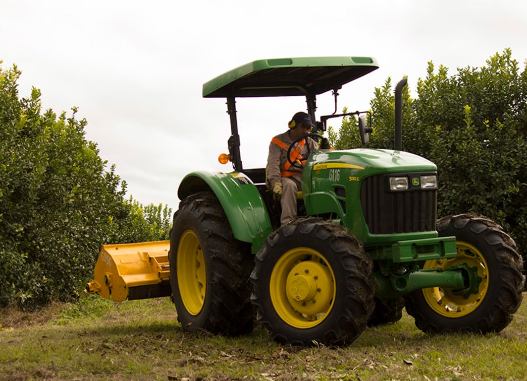 Tractor 5082E en campo.