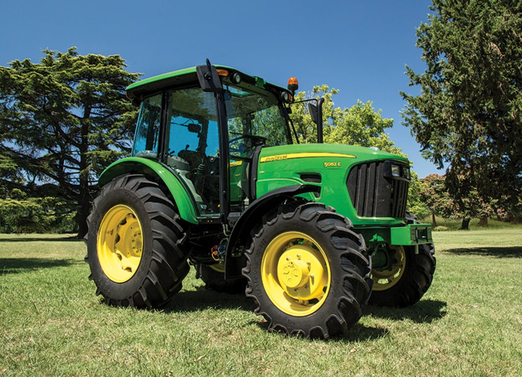 Tractor 5082E en campo.