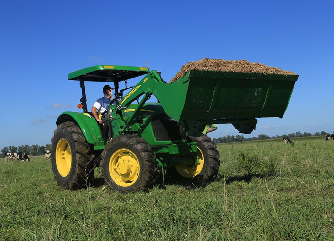 Tractor 5090E en campo.