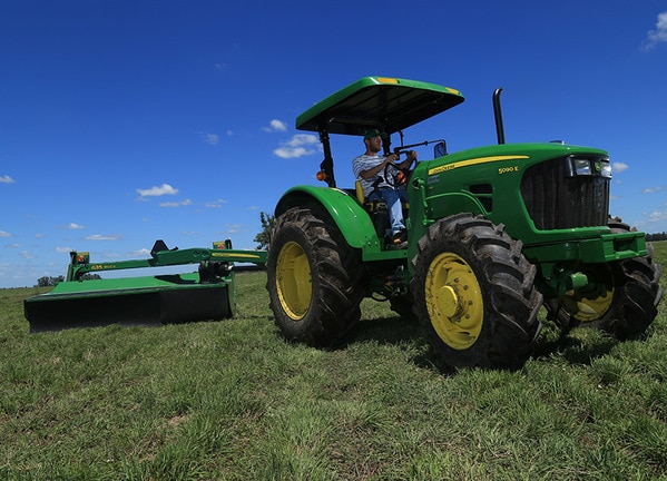 Tractor 5090E en campo.