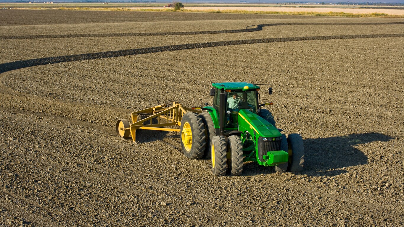 Tractor John Deere  con Surface Water Pro™ Plus.