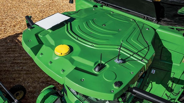 Vista aérea del techo de la cabina del tractor con JDLink Boost instalado.