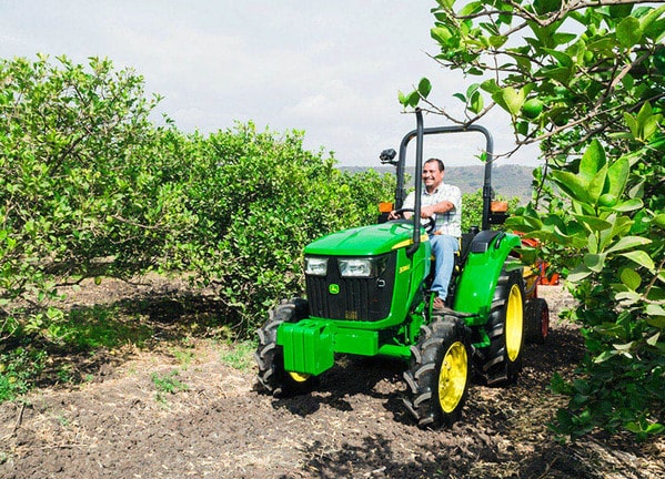 Tractor 3036E en campo.